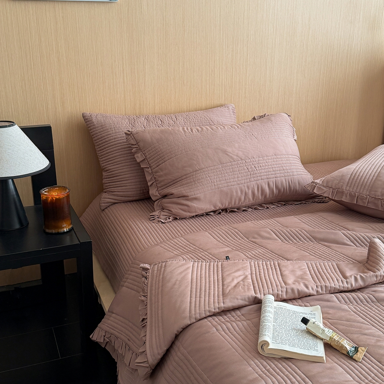 91家纺网 家纺一手货源 找家纺 漫调家纺 2026新款韩国莫代尔夏被床盖系列-花边款 可可暖棕