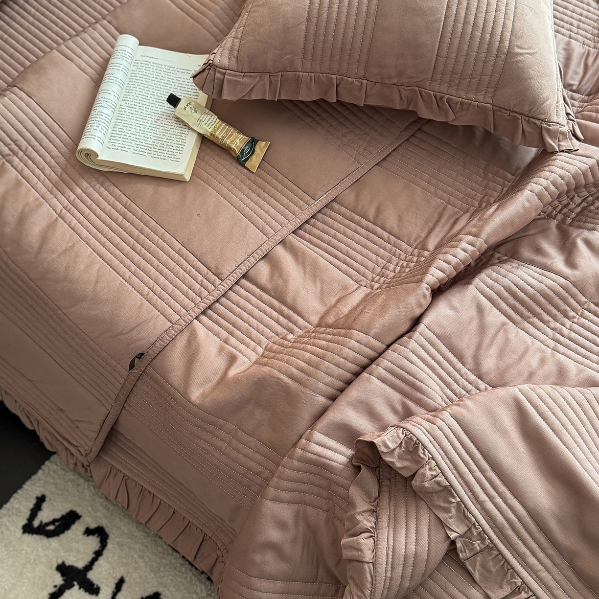 91家纺网 家纺一手货源 找家纺 漫调家纺 2026新款韩国莫代尔夏被床盖系列-花边款 可可暖棕