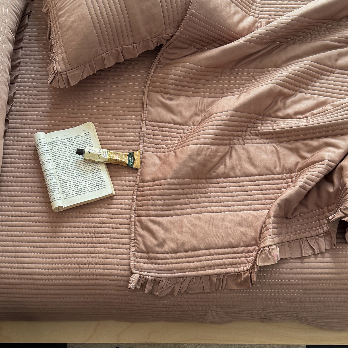 91家纺网 家纺一手货源 找家纺 漫调家纺 2026新款韩国莫代尔夏被床盖系列-花边款 可可暖棕