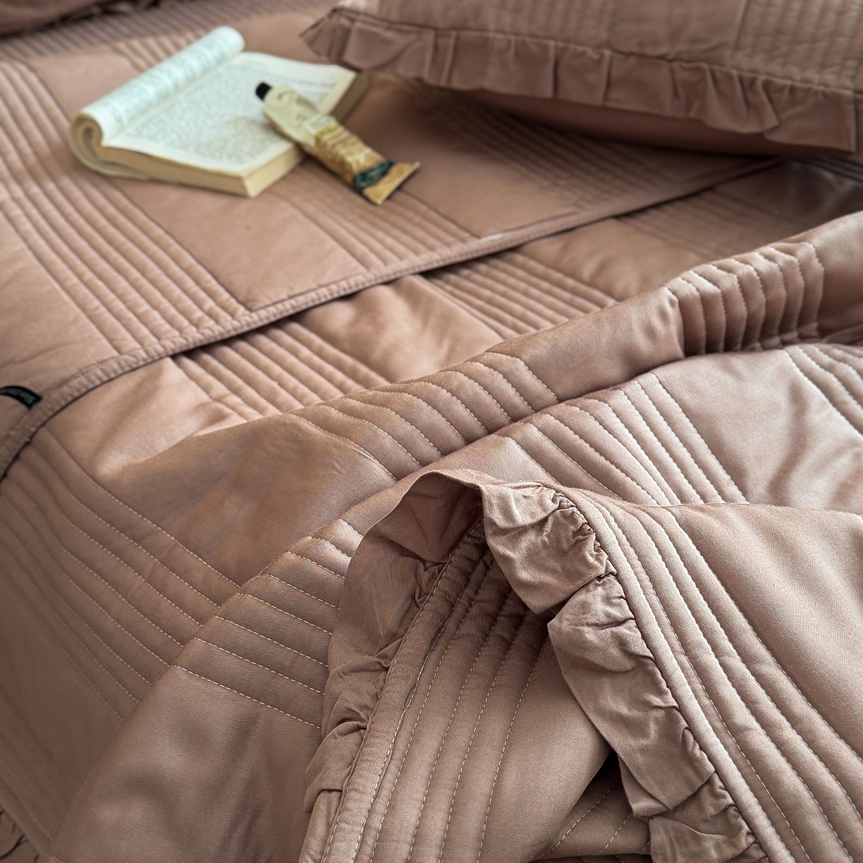 91家纺网 家纺一手货源 找家纺 漫调家纺 2026新款韩国莫代尔夏被床盖系列-花边款 可可暖棕