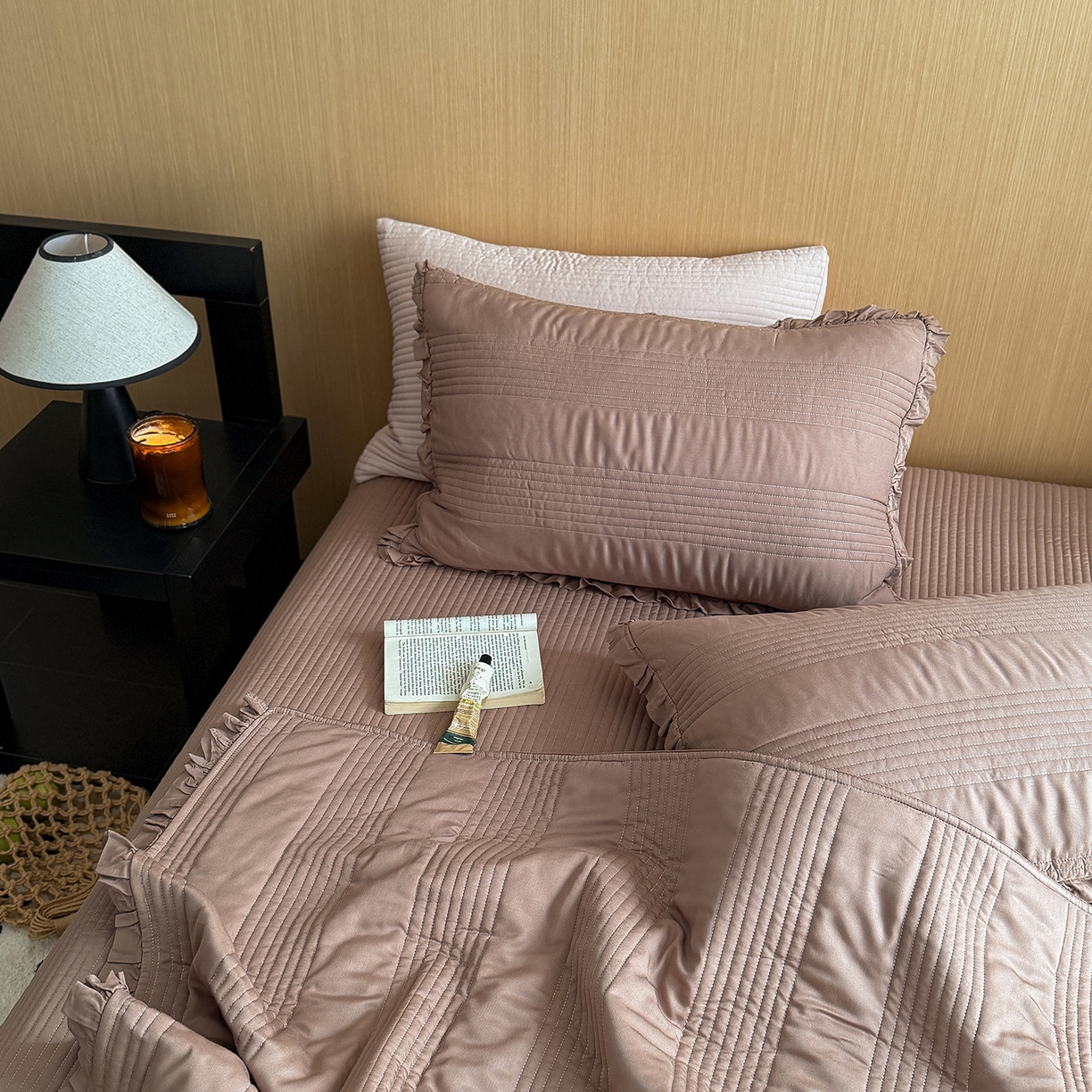 91家纺网 家纺一手货源 找家纺 漫调家纺 2026新款韩国莫代尔夏被床盖系列-花边款 可可暖棕