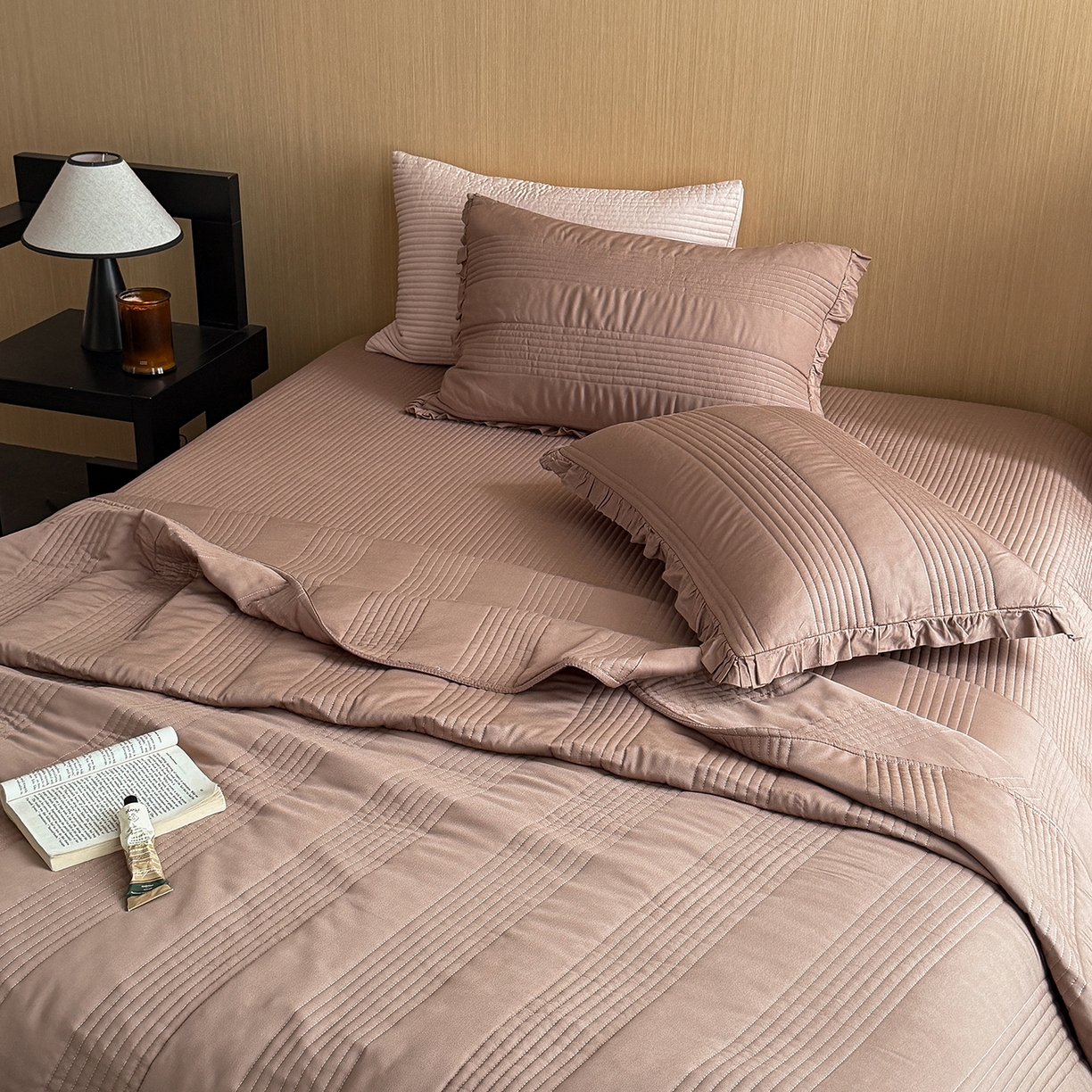 91家纺网 家纺一手货源 找家纺 漫调家纺 2026新款韩国莫代尔夏被床盖系列-花边款 可可暖棕