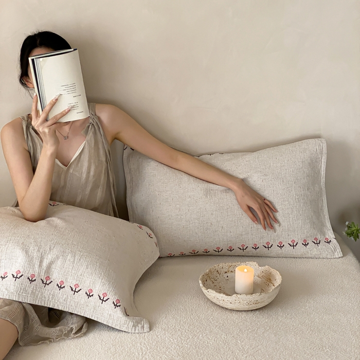 91家纺网 家纺一手货源 找家纺 麻依 2026新款四层纱布亚麻枕巾棉麻 风信子