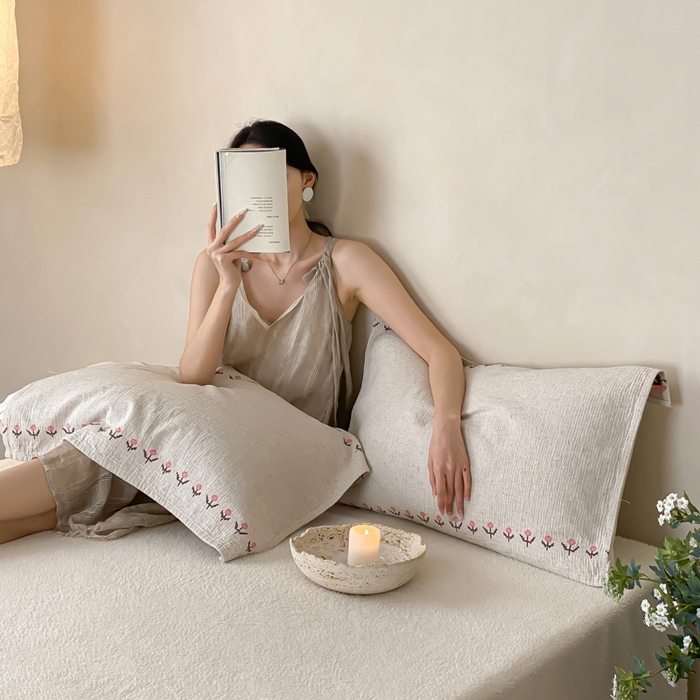 91家纺网 家纺一手货源 找家纺 麻依 2026新款四层纱布亚麻枕巾棉麻 风信子