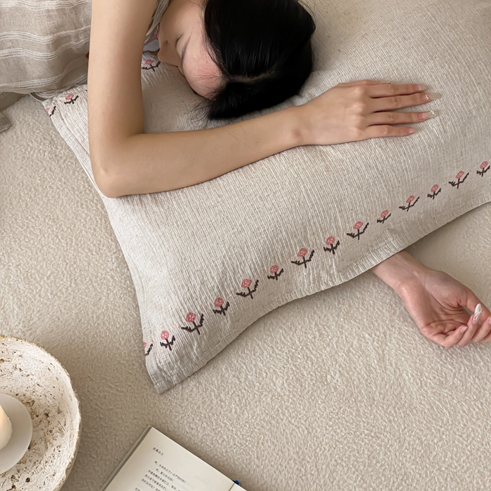 91家纺网 家纺一手货源 找家纺 麻依 2026新款四层纱布亚麻枕巾棉麻 风信子