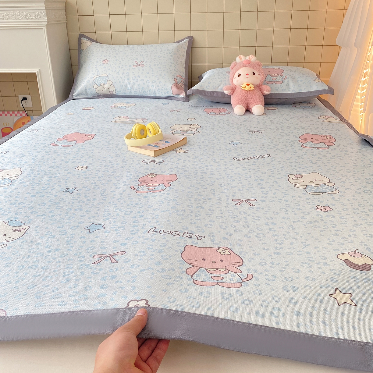 91家纺网 家纺一手货源 找家纺 金盛纺 2026新款A类数码印花冰丝席(可定制)-床席款 蓝猫