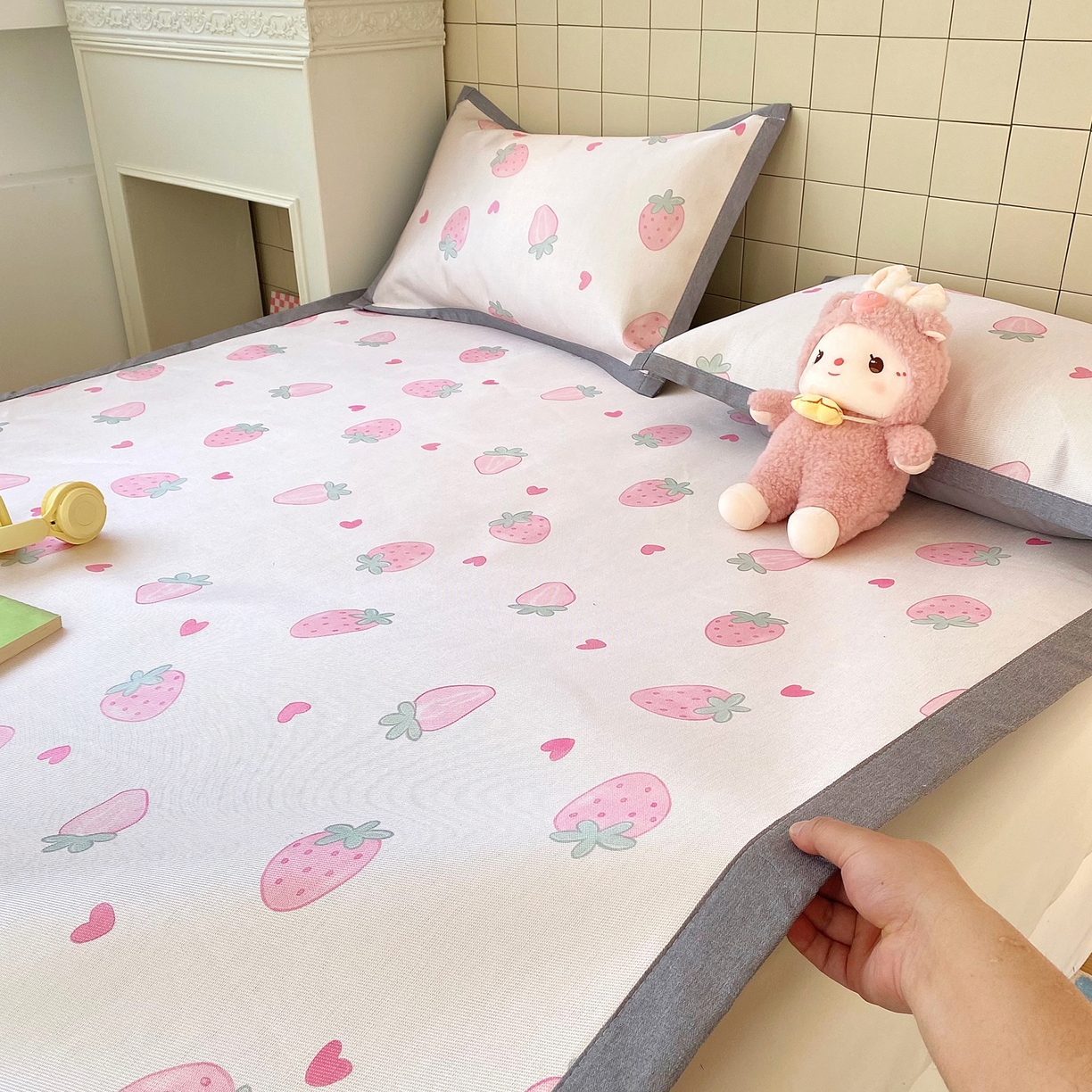 91家纺网 家纺一手货源 找家纺 金盛纺 2026新款A类数码印花冰丝席(可定制)-床席款 草莓心