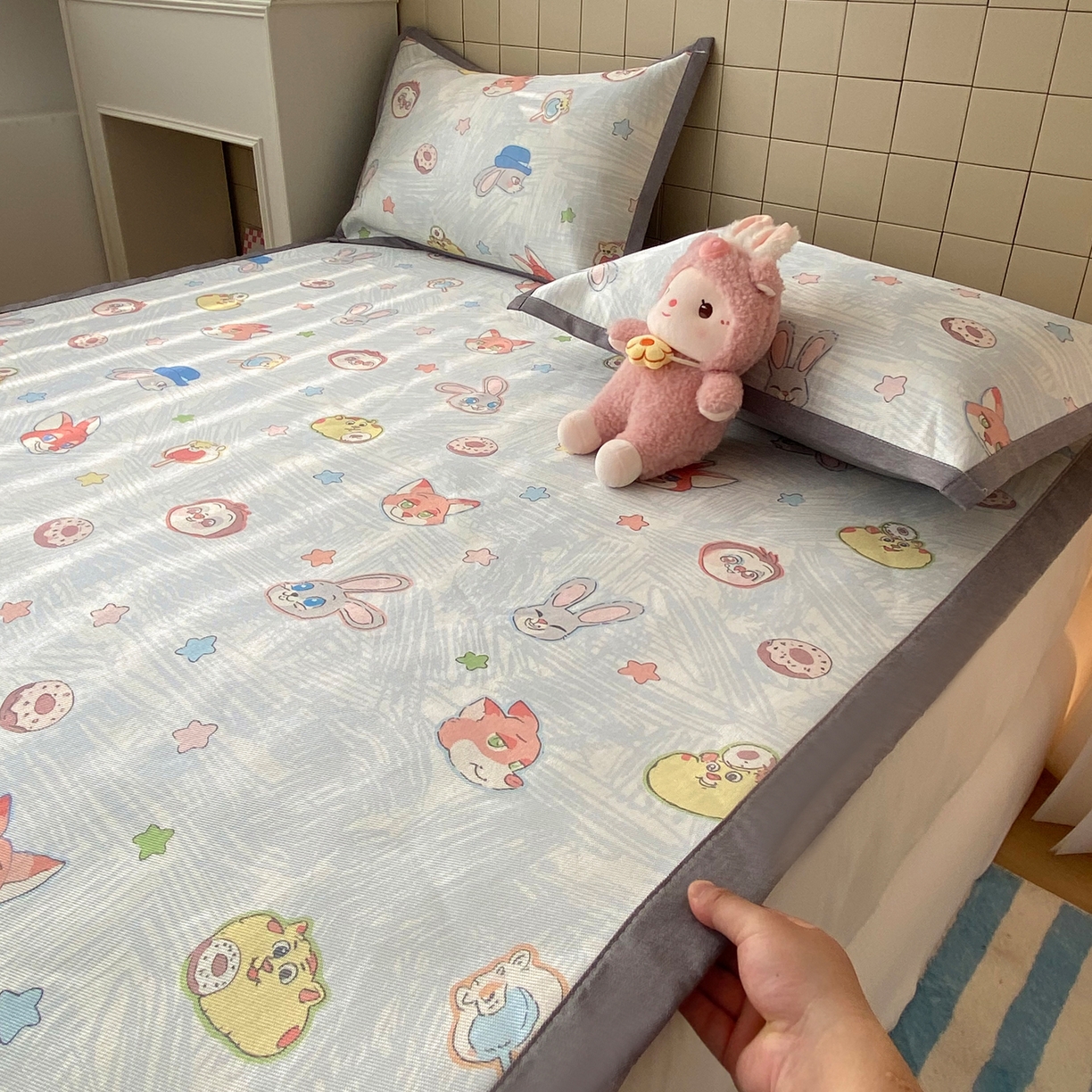 91家纺网 家纺一手货源 找家纺 金盛纺 2026新款A类数码印花冰丝席(可定制)-床席款 动物天团