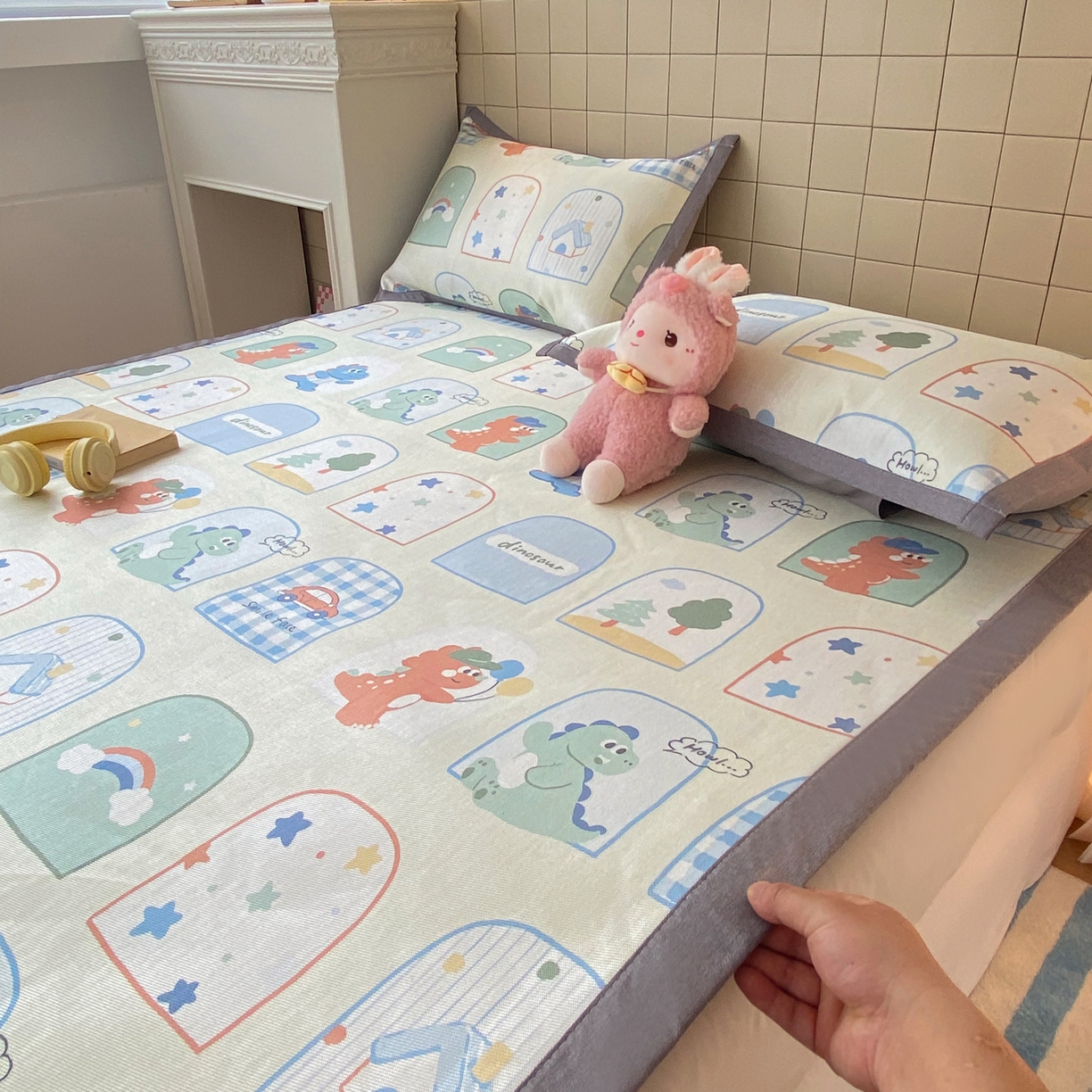 91家纺网 家纺一手货源 找家纺 金盛纺 2026新款A类数码印花冰丝席(可定制)-床席款 夏日萌龙记