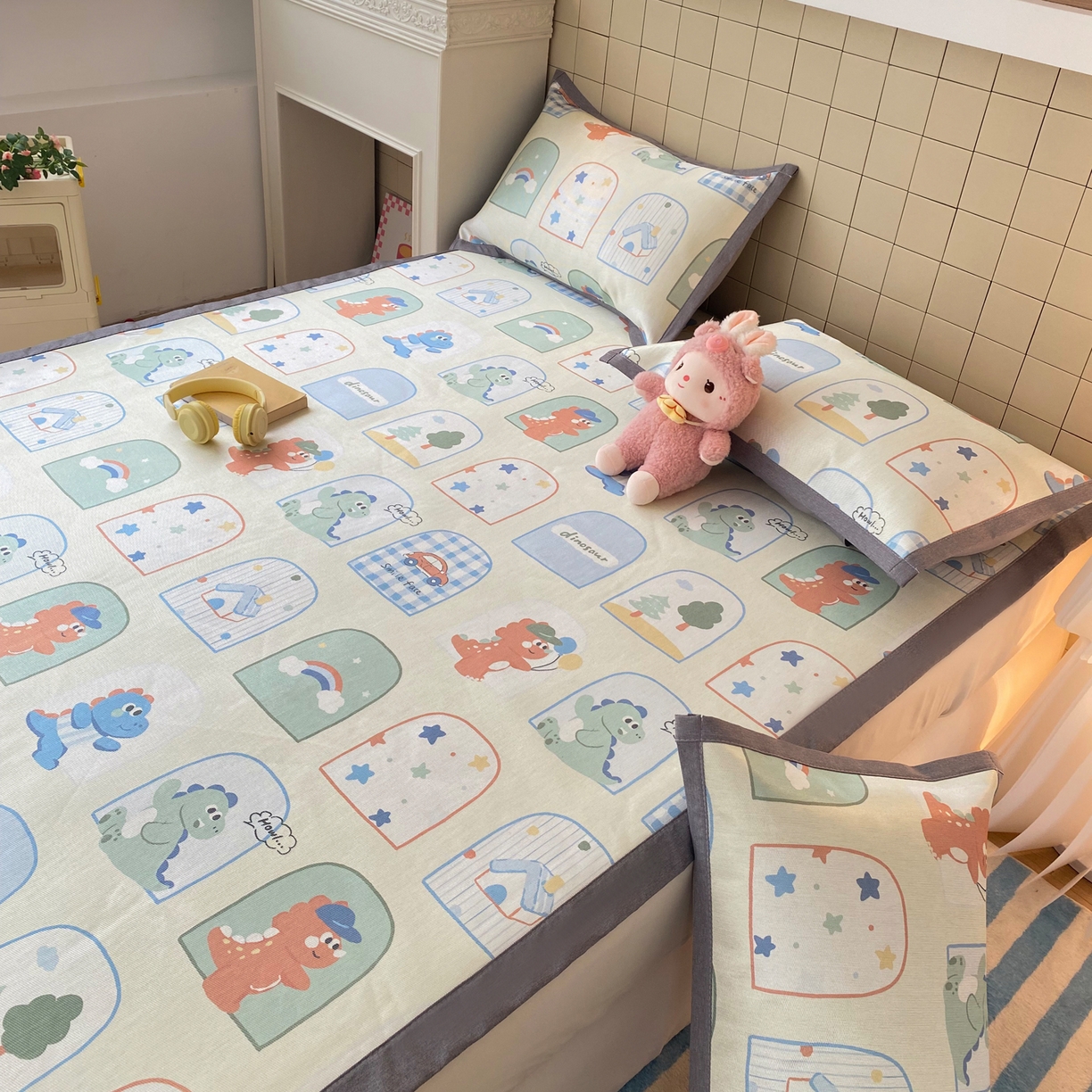 91家纺网 家纺一手货源 找家纺 金盛纺 2026新款A类数码印花冰丝席(可定制)-床席款 夏日萌龙记