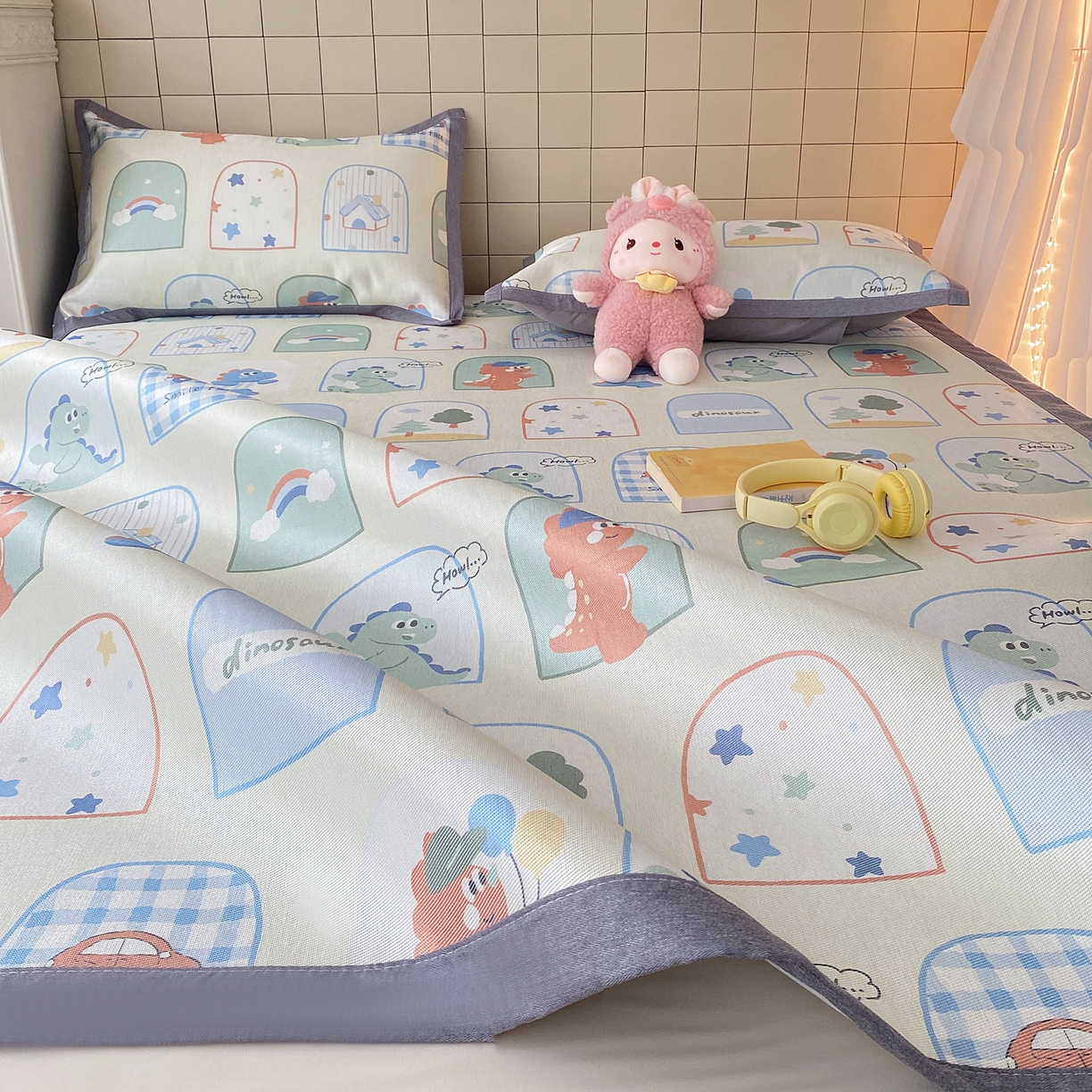 91家纺网 家纺一手货源 找家纺 金盛纺 2026新款A类数码印花冰丝席(可定制)-床席款 夏日萌龙记