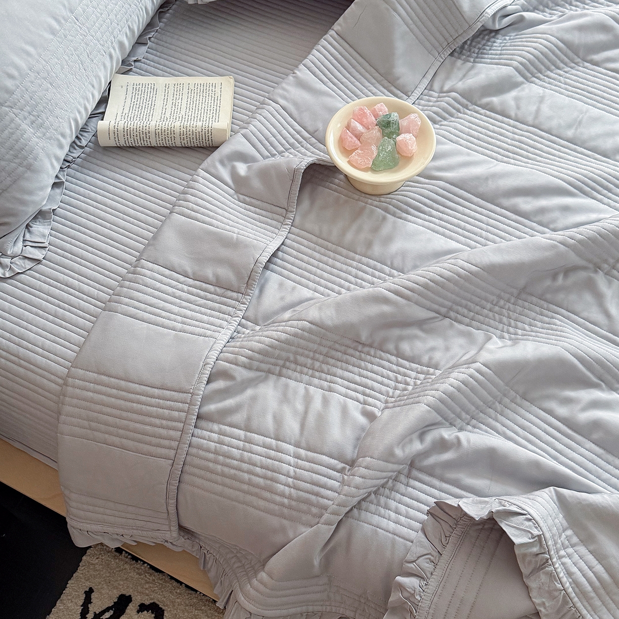 91家纺网 家纺一手货源 找家纺 漫调家纺 2026新款韩国莫代尔夏被床盖系列-花边款 雾灰