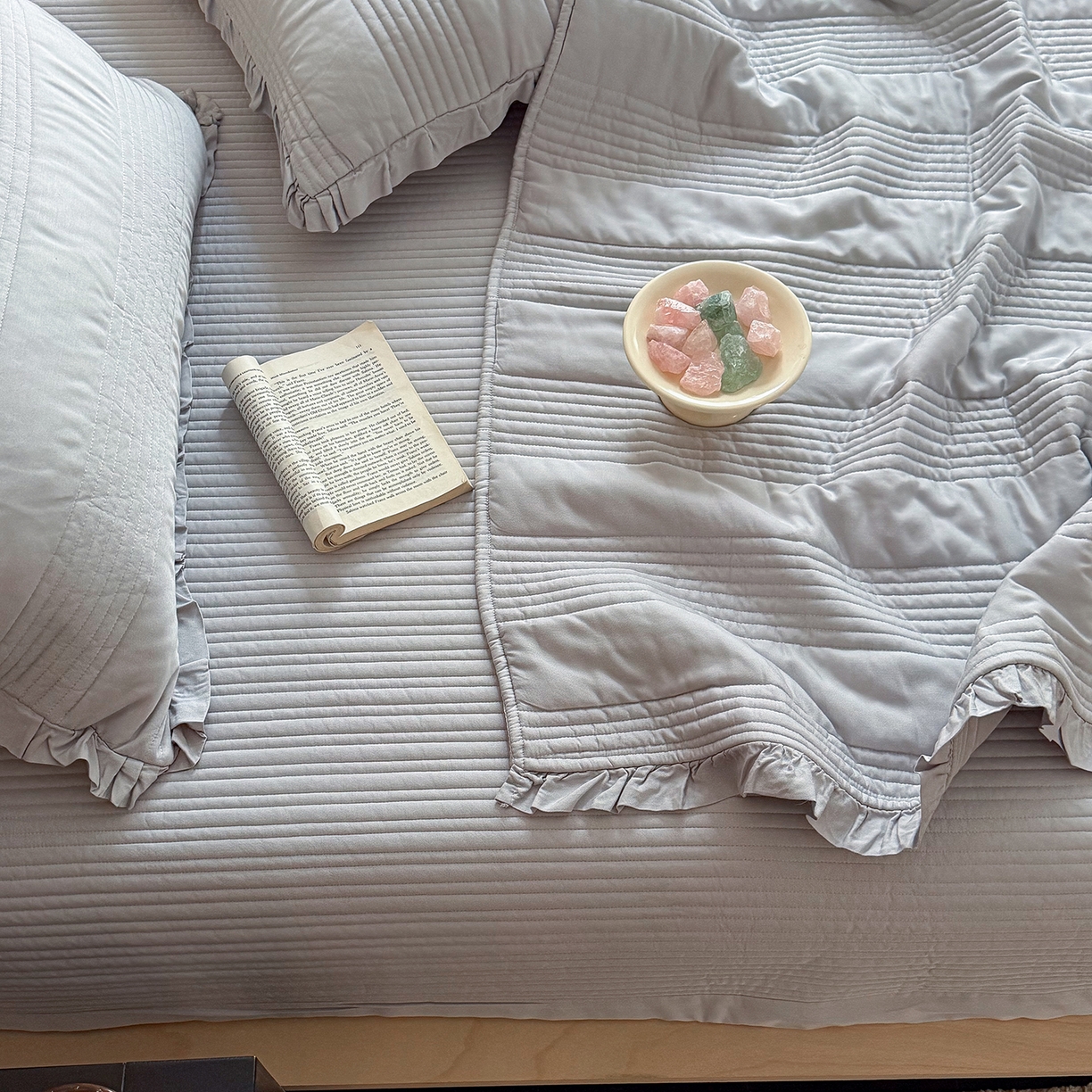 91家纺网 家纺一手货源 找家纺 漫调家纺 2026新款韩国莫代尔夏被床盖系列-花边款 雾灰