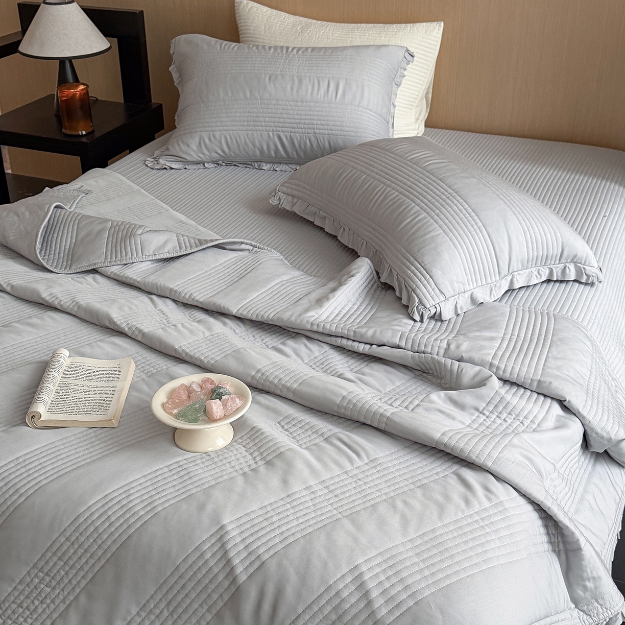 91家纺网 家纺一手货源 找家纺 漫调家纺 2026新款韩国莫代尔夏被床盖系列-花边款 雾灰