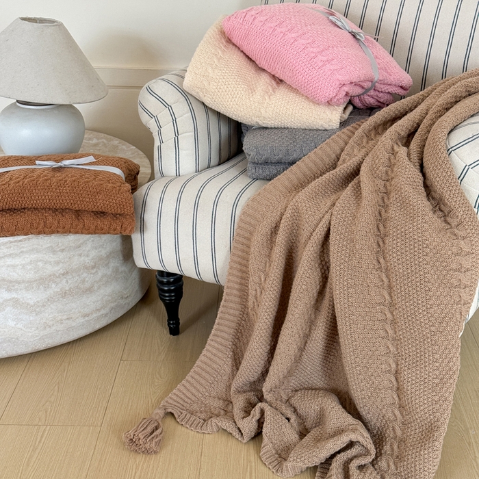 91家纺网 家纺一手货源 找家纺 丹本家纺 2026新款针织毛毯鹿毛绒纯色流苏航空休闲毯办公午睡盖毯多功能装饰毯 组合图仅供展示不可下单