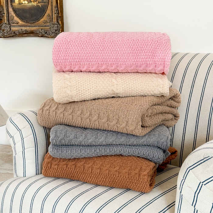 91家纺网 家纺一手货源 找家纺 丹本家纺 2026新款针织毛毯鹿毛绒纯色流苏航空休闲毯办公午睡盖毯多功能装饰毯 组合图仅供展示不可下单
