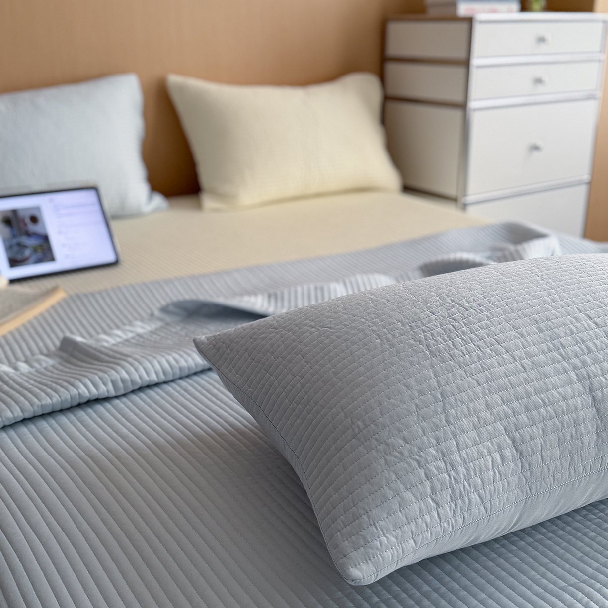 91家纺网 家纺一手货源 找家纺 （总）漫调家纺 2026新款韩国莫代尔夏被床盖系列-宽边直条款