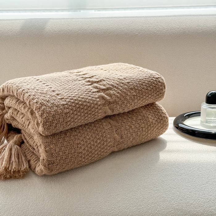 91家纺网 家纺一手货源 找家纺 丹本家纺 2026新款针织毛毯鹿毛绒纯色流苏航空休闲毯办公午睡盖毯多功能装饰毯 丁香咖