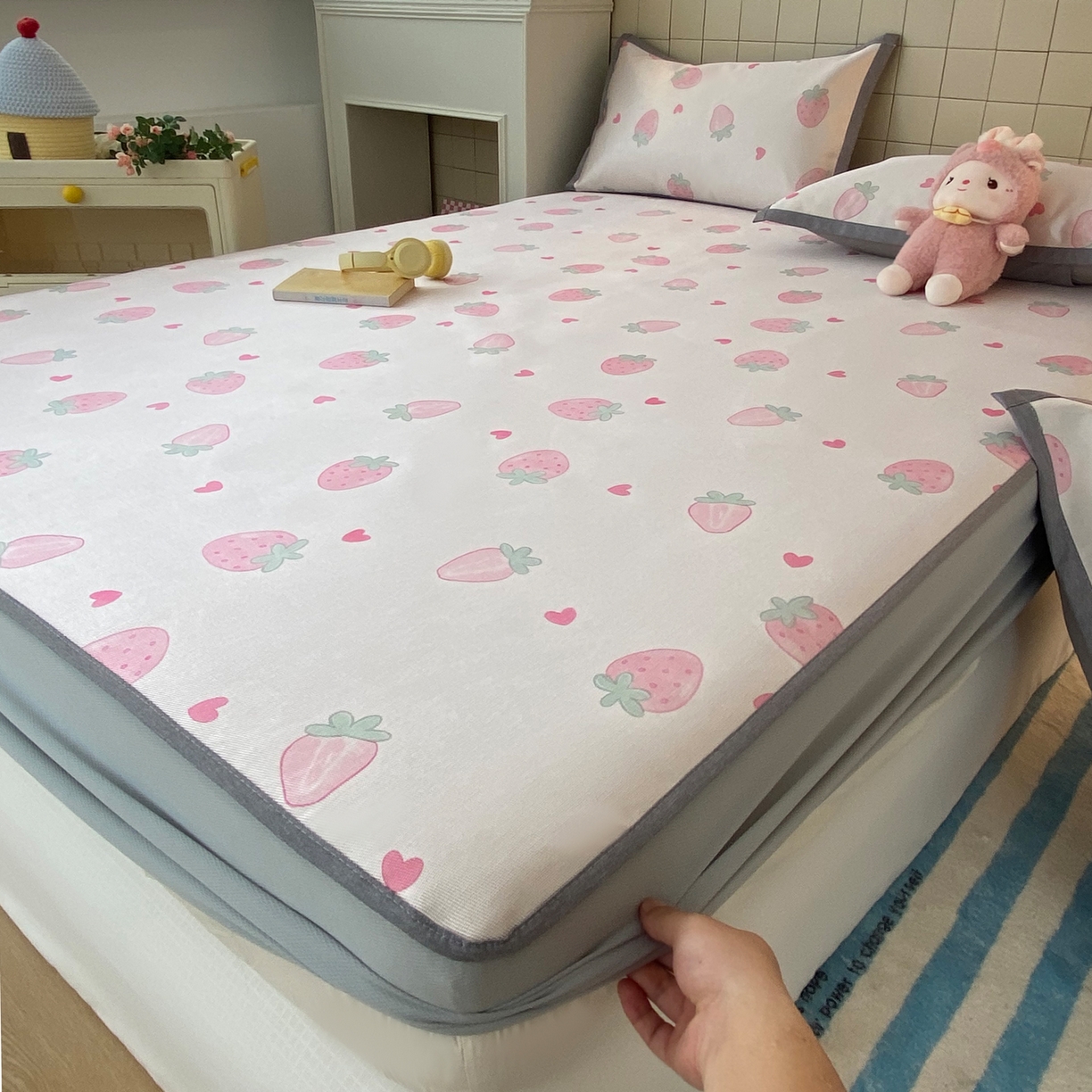 91家纺网 家纺一手货源 找家纺 金盛纺 2026新款A类数码印花冰丝席(可定制)-床笠款 草莓心