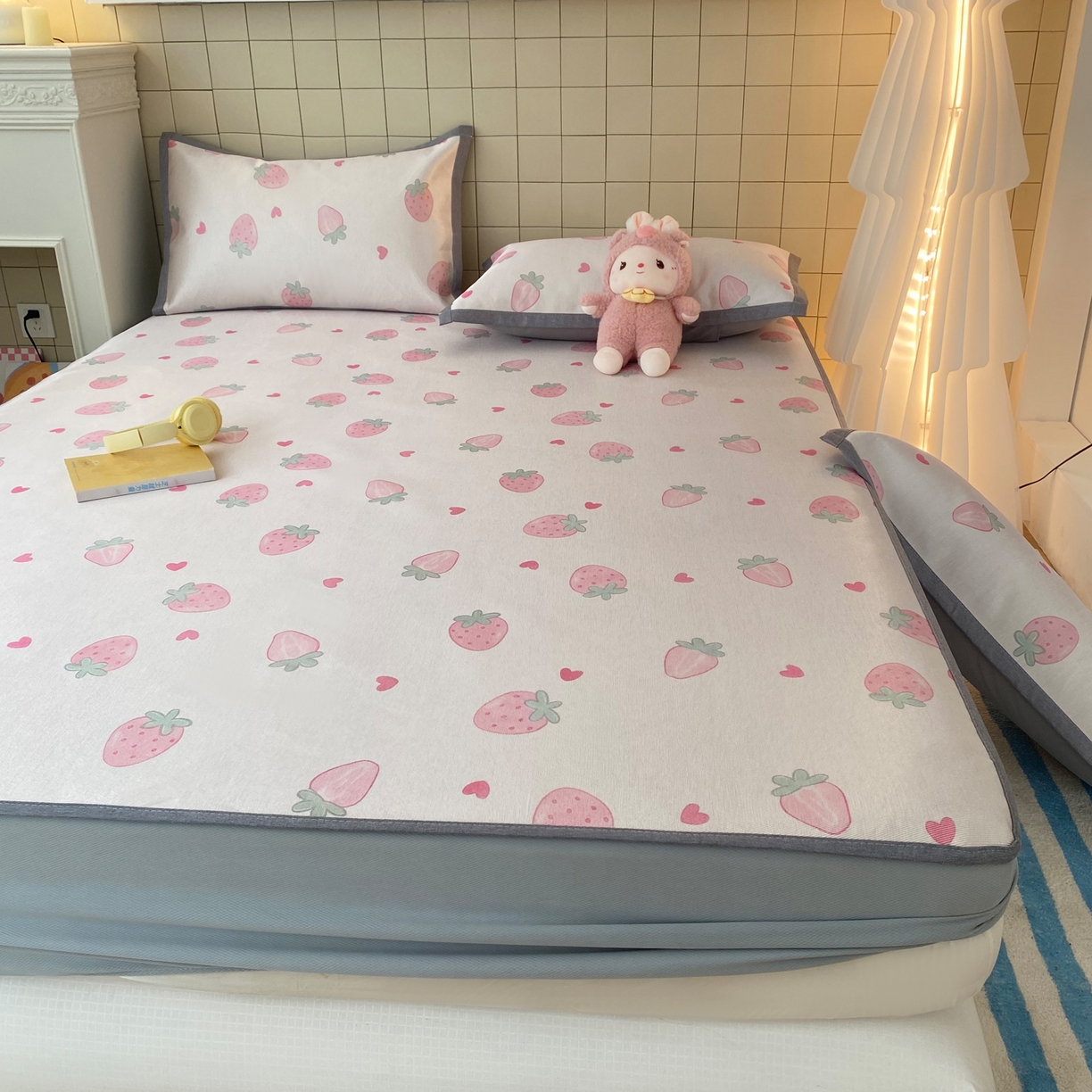 91家纺网 家纺一手货源 找家纺 金盛纺 2026新款A类数码印花冰丝席(可定制)-床笠款 草莓心