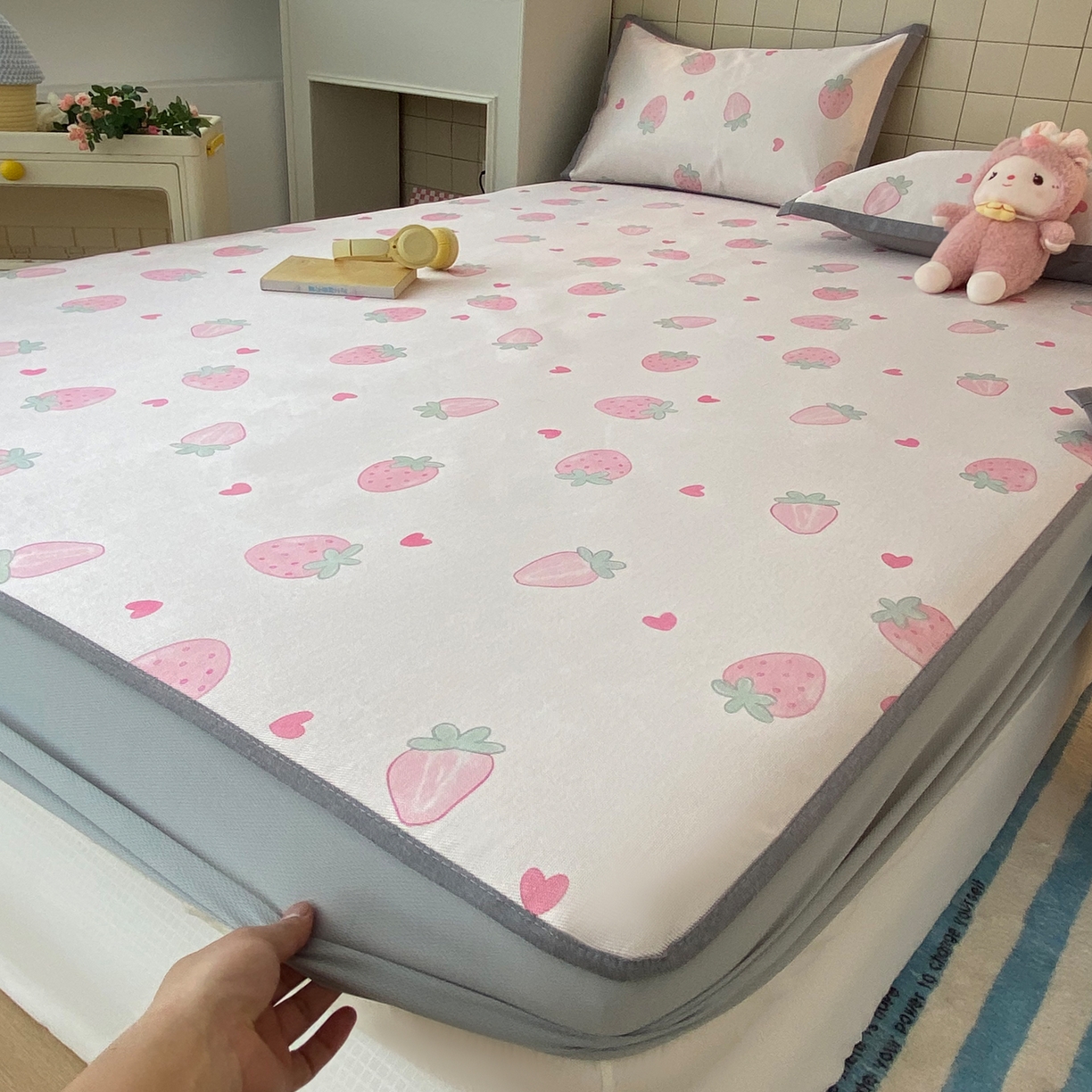 91家纺网 家纺一手货源 找家纺 金盛纺 2026新款A类数码印花冰丝席(可定制)-床笠款 草莓心