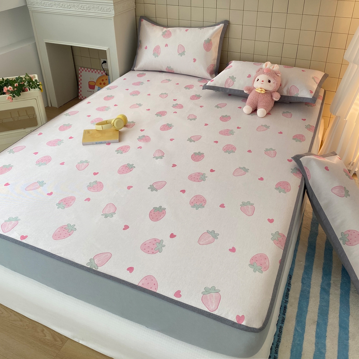 91家纺网 家纺一手货源 找家纺 金盛纺 2026新款A类数码印花冰丝席(可定制)-床笠款 草莓心