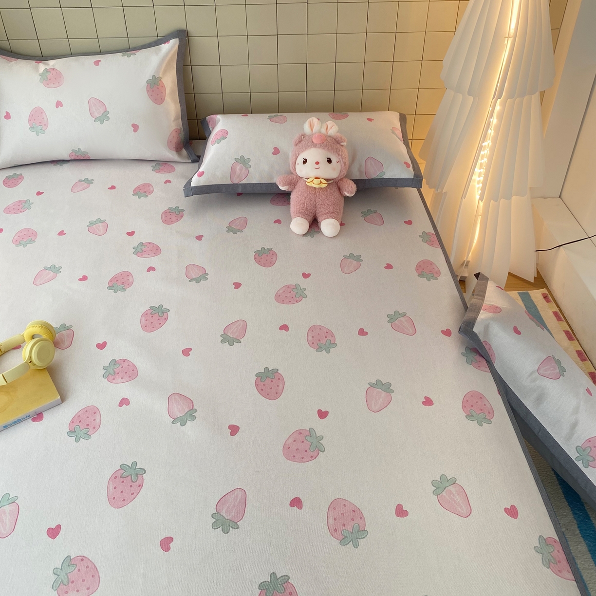 91家纺网 家纺一手货源 找家纺 金盛纺 2026新款A类数码印花冰丝席(可定制)-床笠款 草莓心