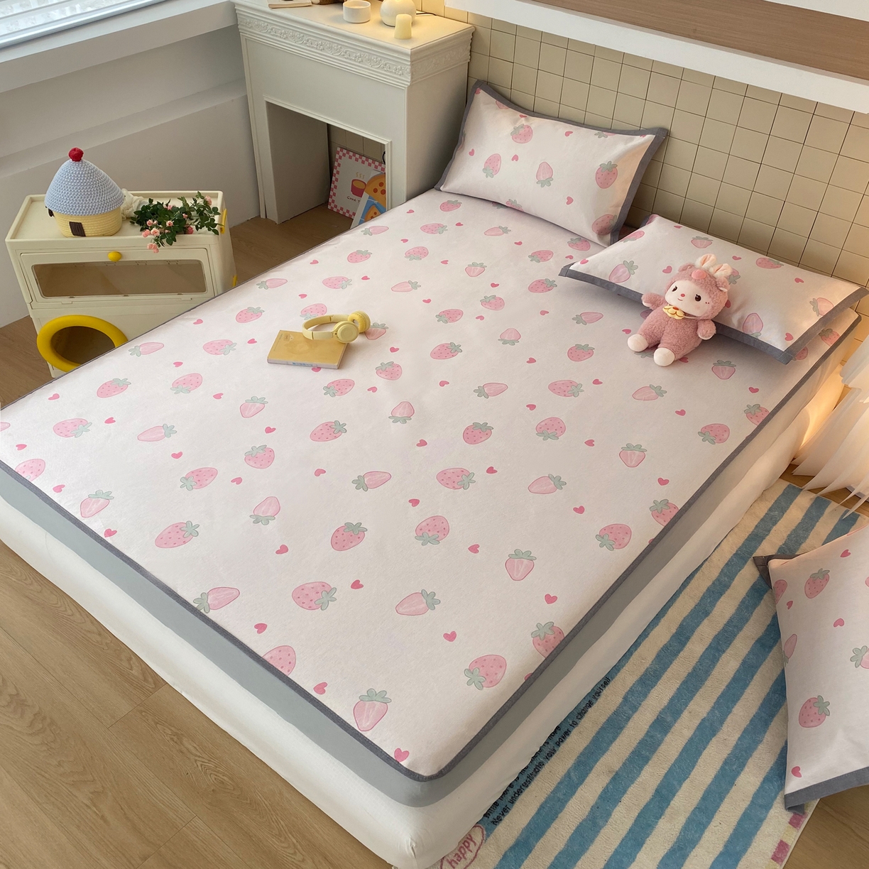 91家纺网 家纺一手货源 找家纺 金盛纺 2026新款A类数码印花冰丝席(可定制)-床笠款 草莓心