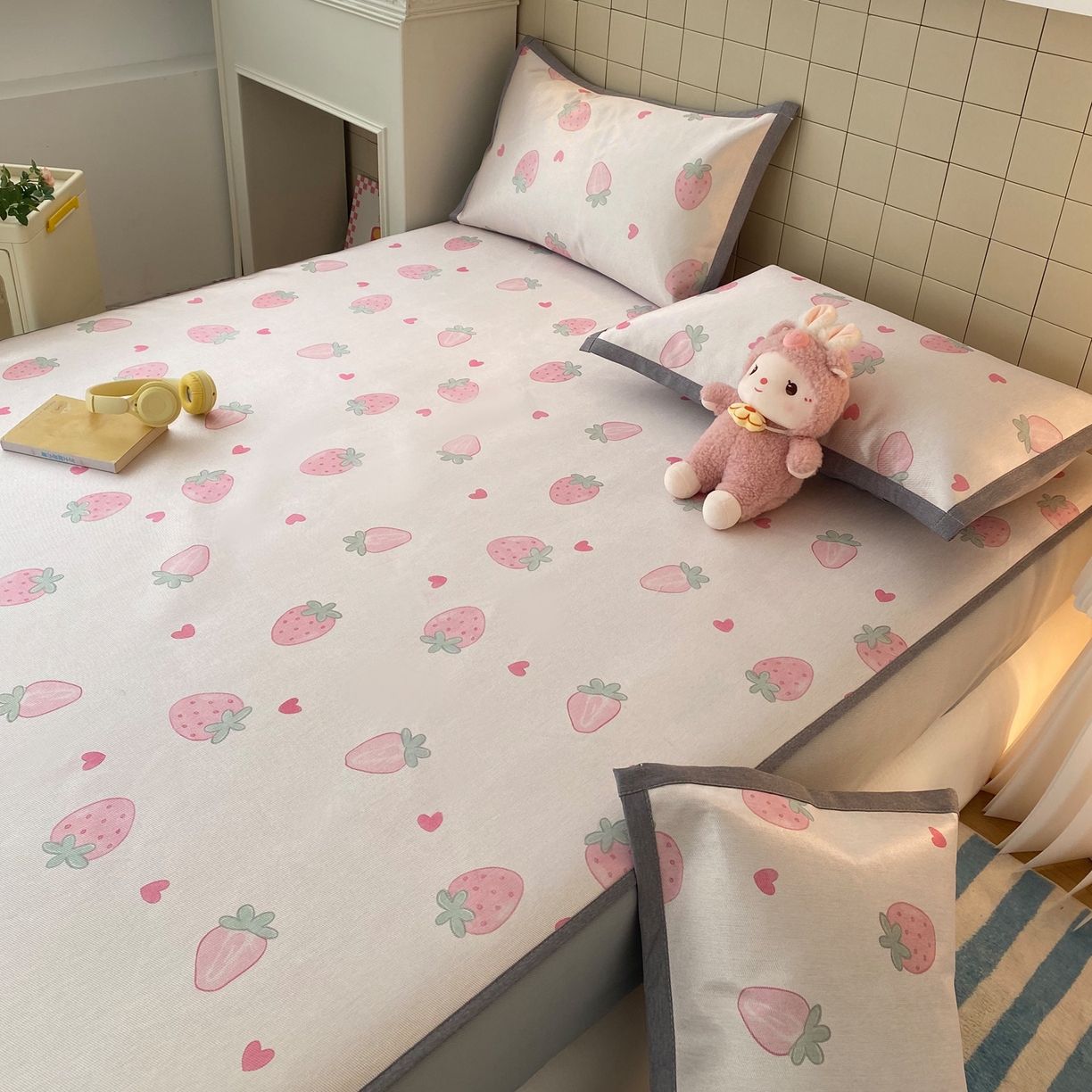 91家纺网 家纺一手货源 找家纺 金盛纺 2026新款A类数码印花冰丝席(可定制)-床笠款 草莓心