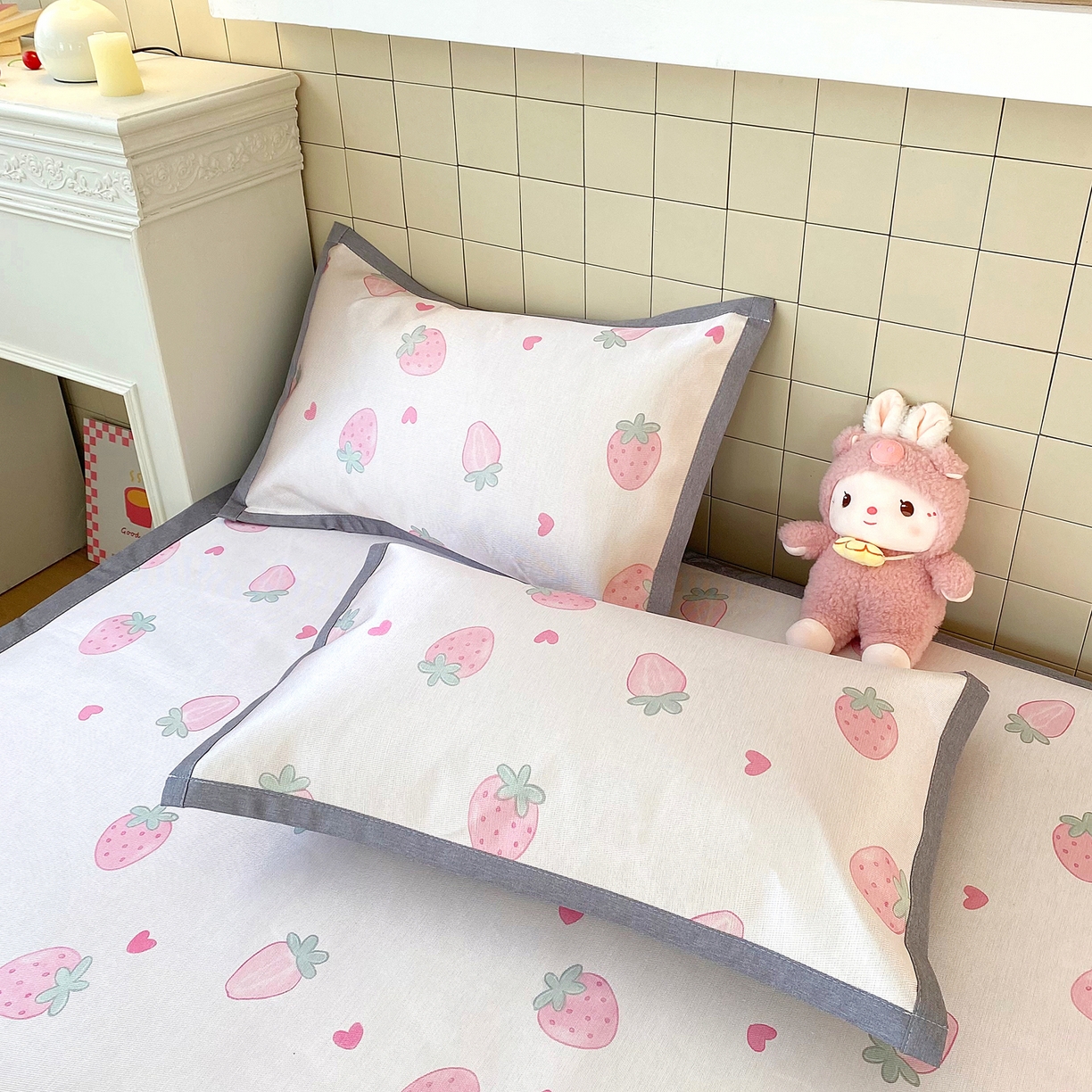 91家纺网 家纺一手货源 找家纺 金盛纺 2026新款A类数码印花冰丝席(可定制)-床笠款 草莓心