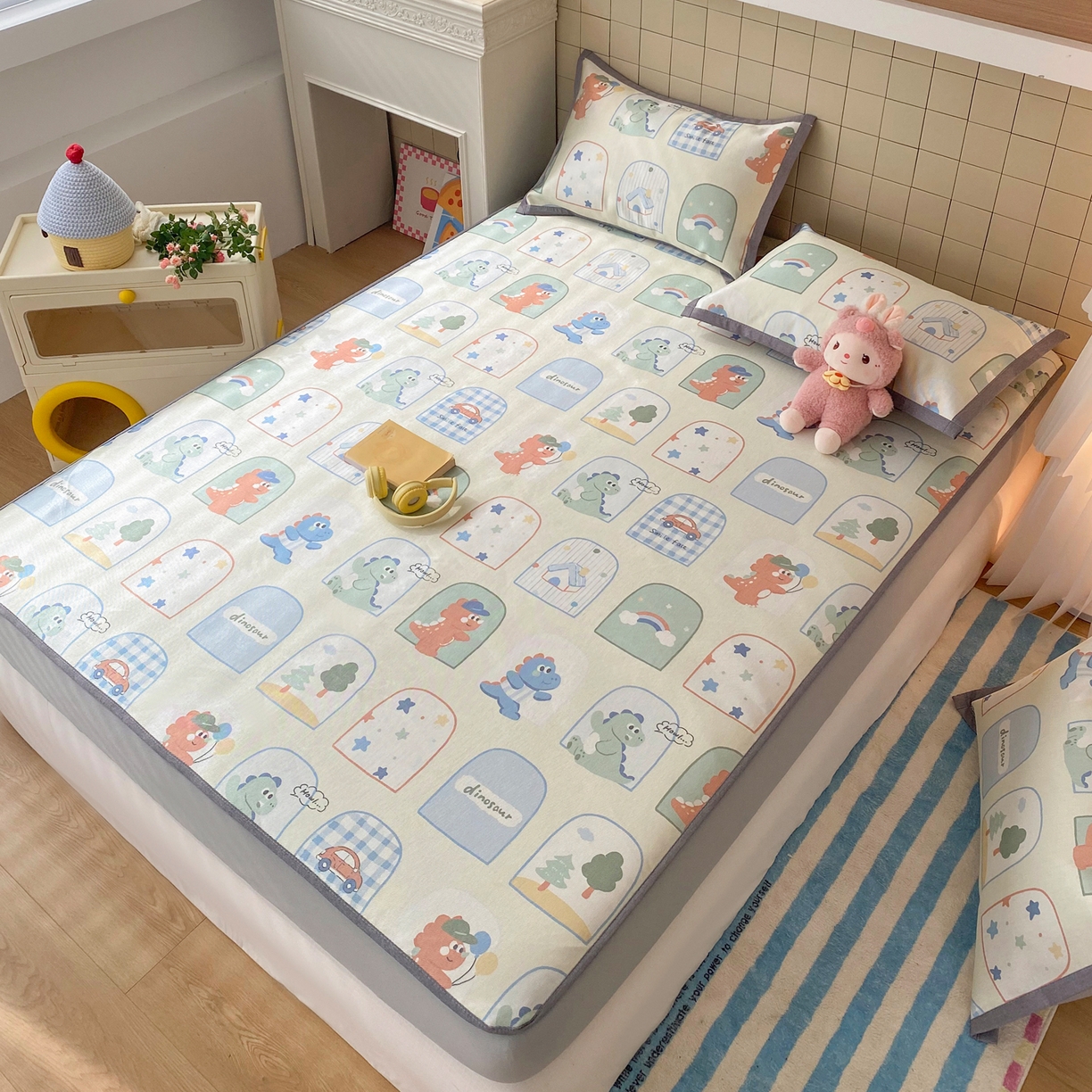 91家纺网 家纺一手货源 找家纺 金盛纺 2026新款A类数码印花冰丝席(可定制)-床笠款 夏日萌龙记