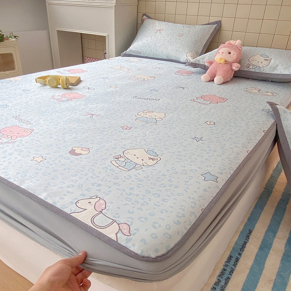 91家纺网 家纺一手货源 找家纺 金盛纺 2026新款A类数码印花冰丝席(可定制)-床笠款 蓝猫