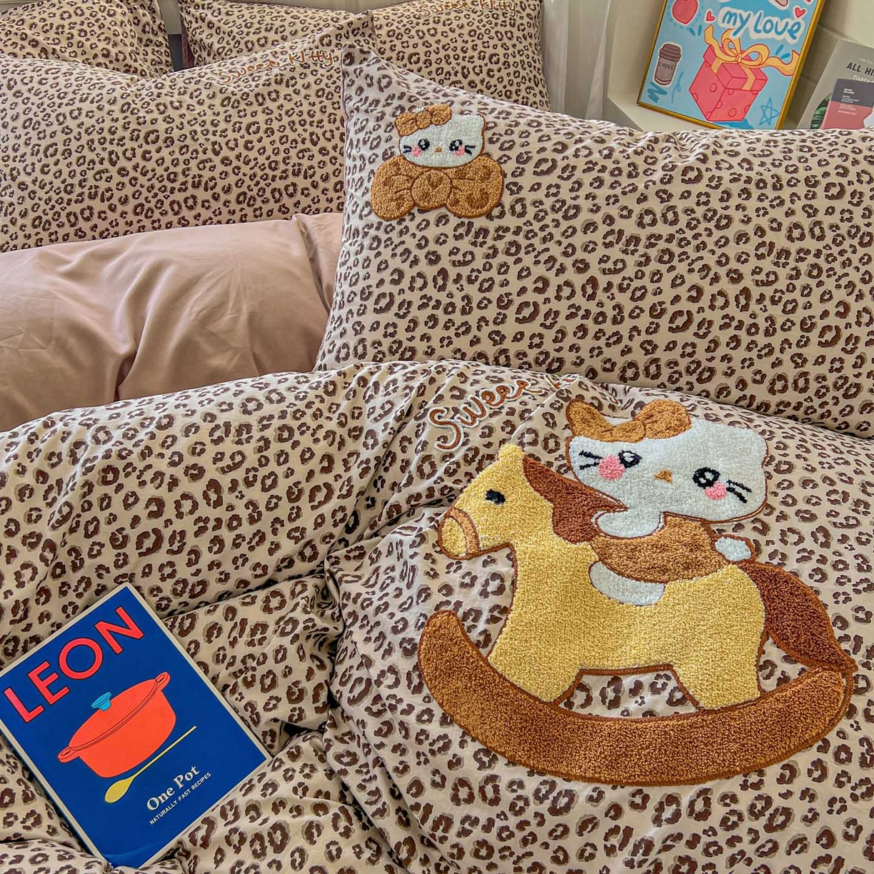 91家纺网 家纺一手货源 找家纺 一比一家纺 2026新款仿棉毛巾绣四件套 豹纹kitty