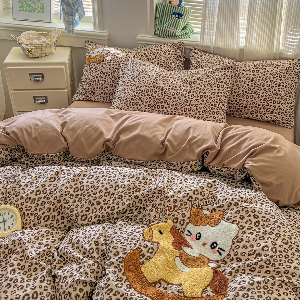 91家纺网 家纺一手货源 找家纺 一比一家纺 2026新款仿棉毛巾绣四件套 豹纹kitty