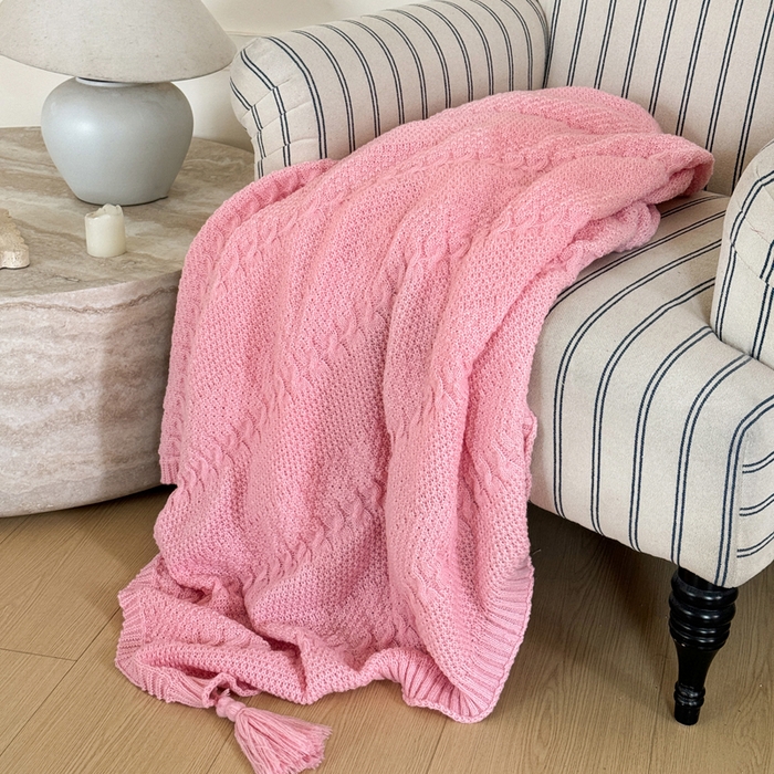 91家纺网 家纺一手货源 找家纺 丹本家纺 2026新款针织毛毯鹿毛绒纯色流苏航空休闲毯办公午睡盖毯多功能装饰毯 玫瑰粉