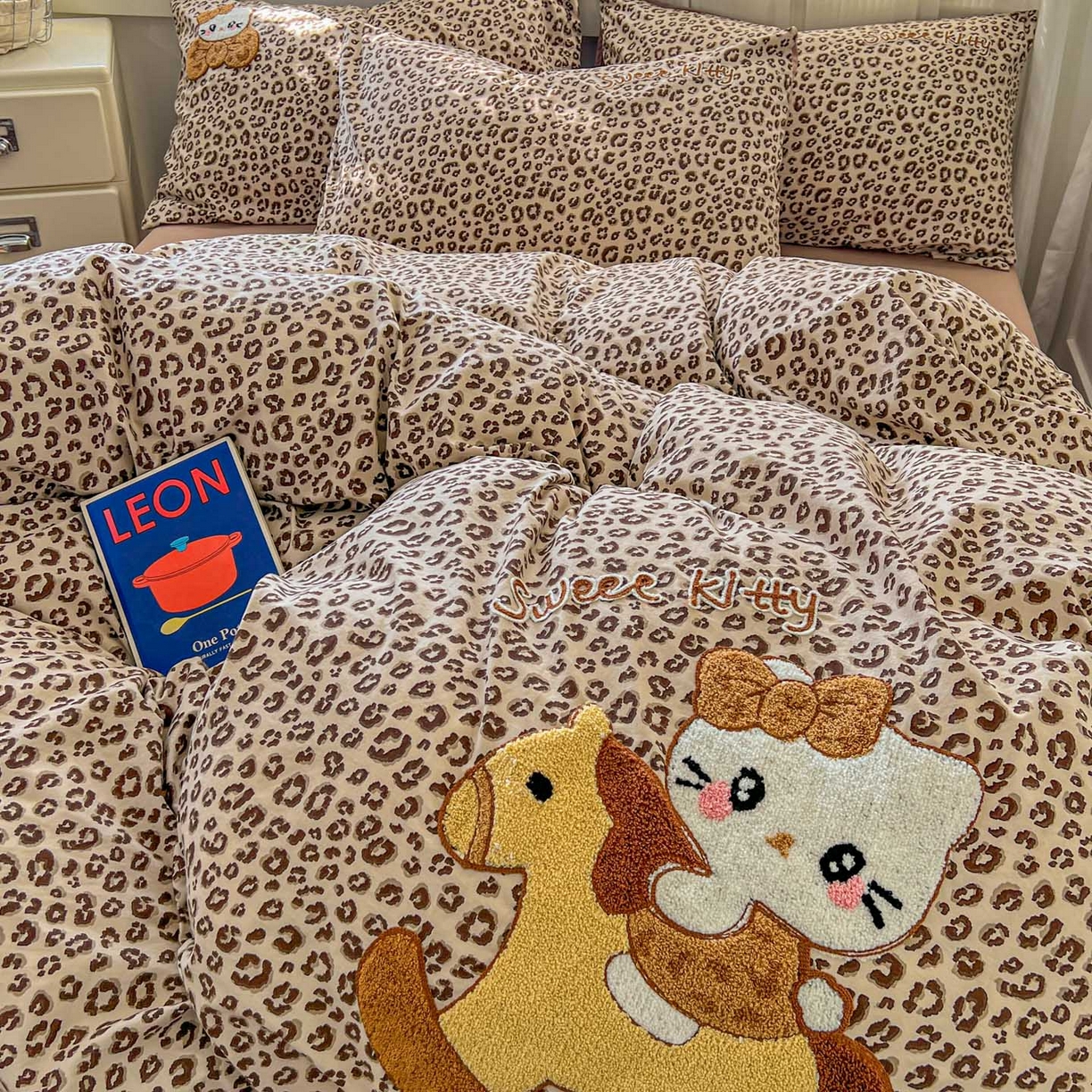 91家纺网 家纺一手货源 找家纺 一比一家纺 2026新款仿棉毛巾绣四件套 豹纹kitty