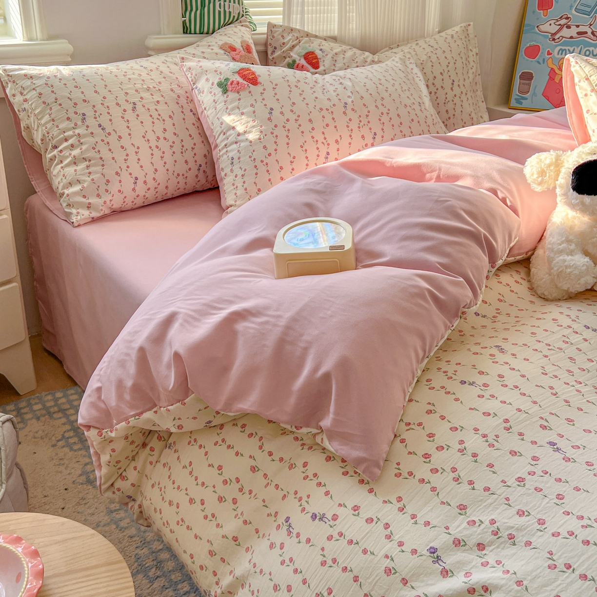 91家纺网 家纺一手货源 找家纺 一比一家纺 2026新款仿棉毛巾绣四件套 粉花兔仔