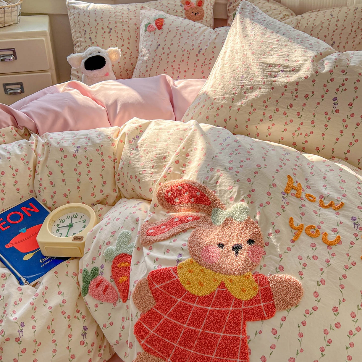 91家纺网 家纺一手货源 找家纺 一比一家纺 2026新款仿棉毛巾绣四件套 粉花兔仔