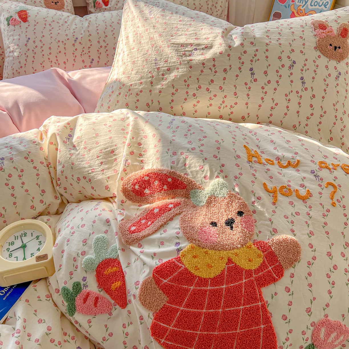 91家纺网 家纺一手货源 找家纺 一比一家纺 2026新款仿棉毛巾绣四件套 粉花兔仔