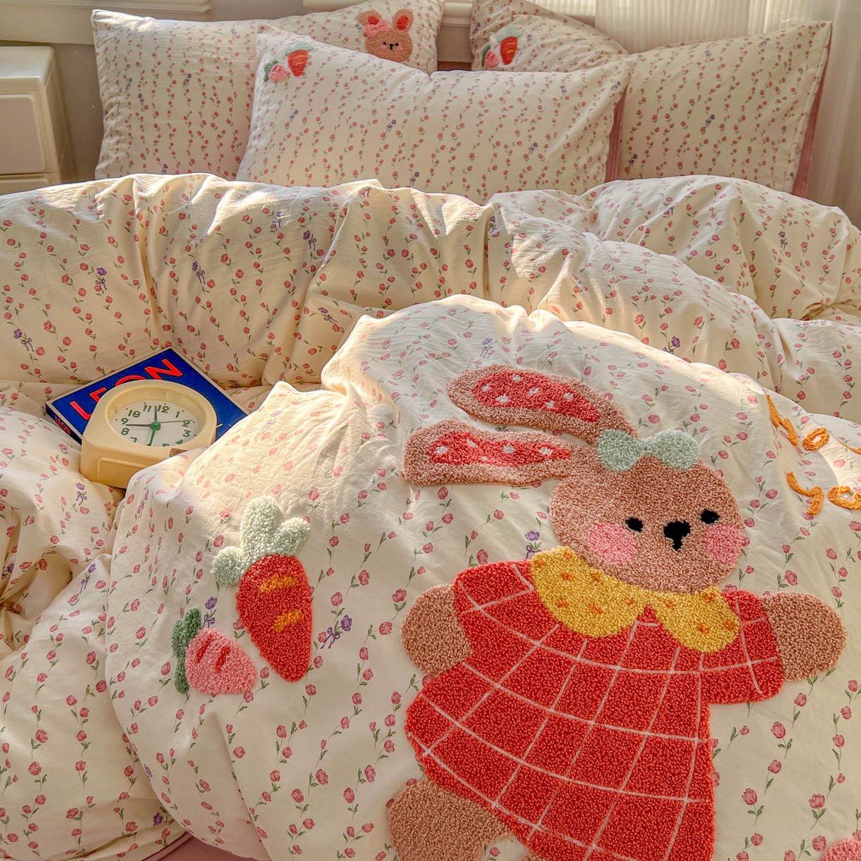 91家纺网 家纺一手货源 找家纺 一比一家纺 2026新款仿棉毛巾绣四件套 粉花兔仔