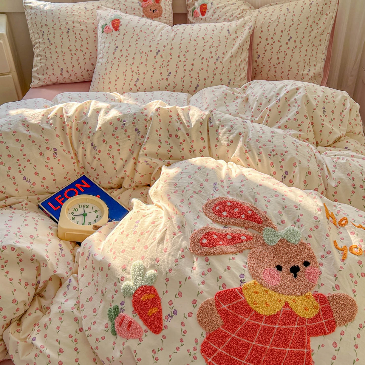 91家纺网 家纺一手货源 找家纺 一比一家纺 2026新款仿棉毛巾绣四件套 粉花兔仔