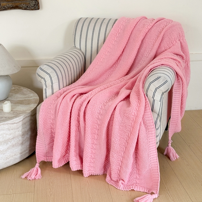 91家纺网 家纺一手货源 找家纺 丹本家纺 2026新款针织毛毯鹿毛绒纯色流苏航空休闲毯办公午睡盖毯多功能装饰毯 玫瑰粉