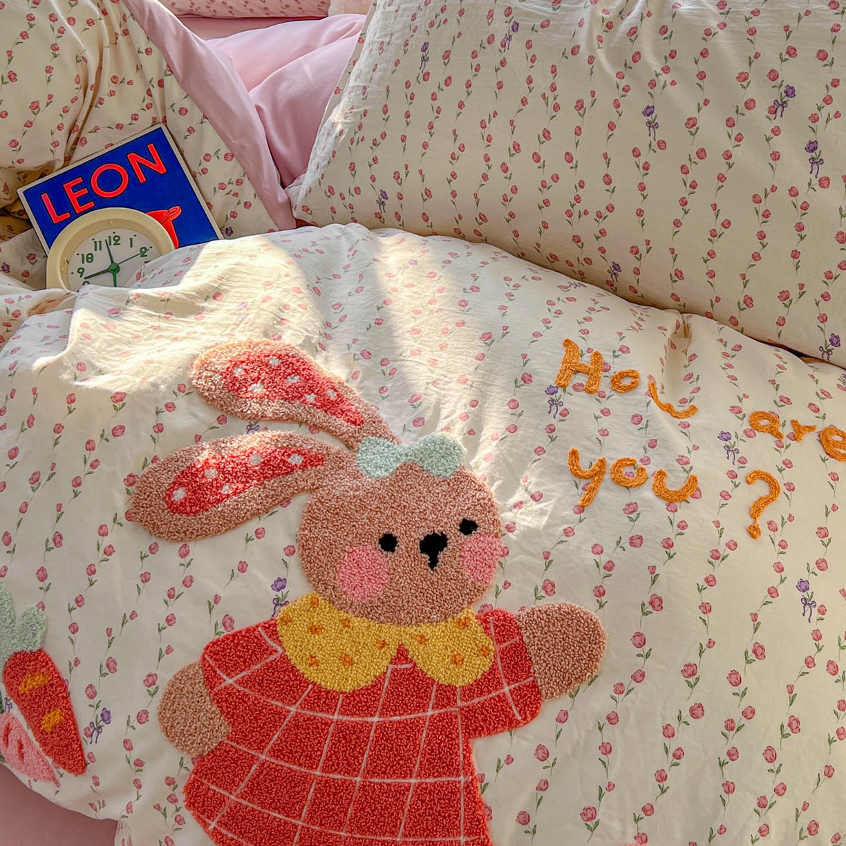 91家纺网 家纺一手货源 找家纺 一比一家纺 2026新款仿棉毛巾绣四件套 粉花兔仔