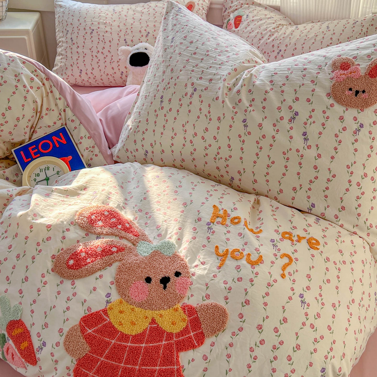 91家纺网 家纺一手货源 找家纺 一比一家纺 2026新款仿棉毛巾绣四件套 粉花兔仔