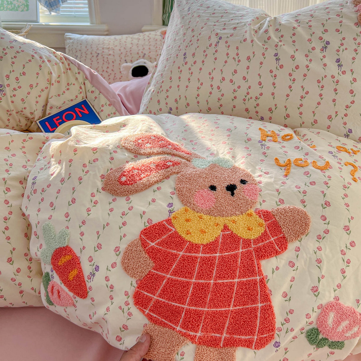 91家纺网 家纺一手货源 找家纺 一比一家纺 2026新款仿棉毛巾绣四件套 粉花兔仔