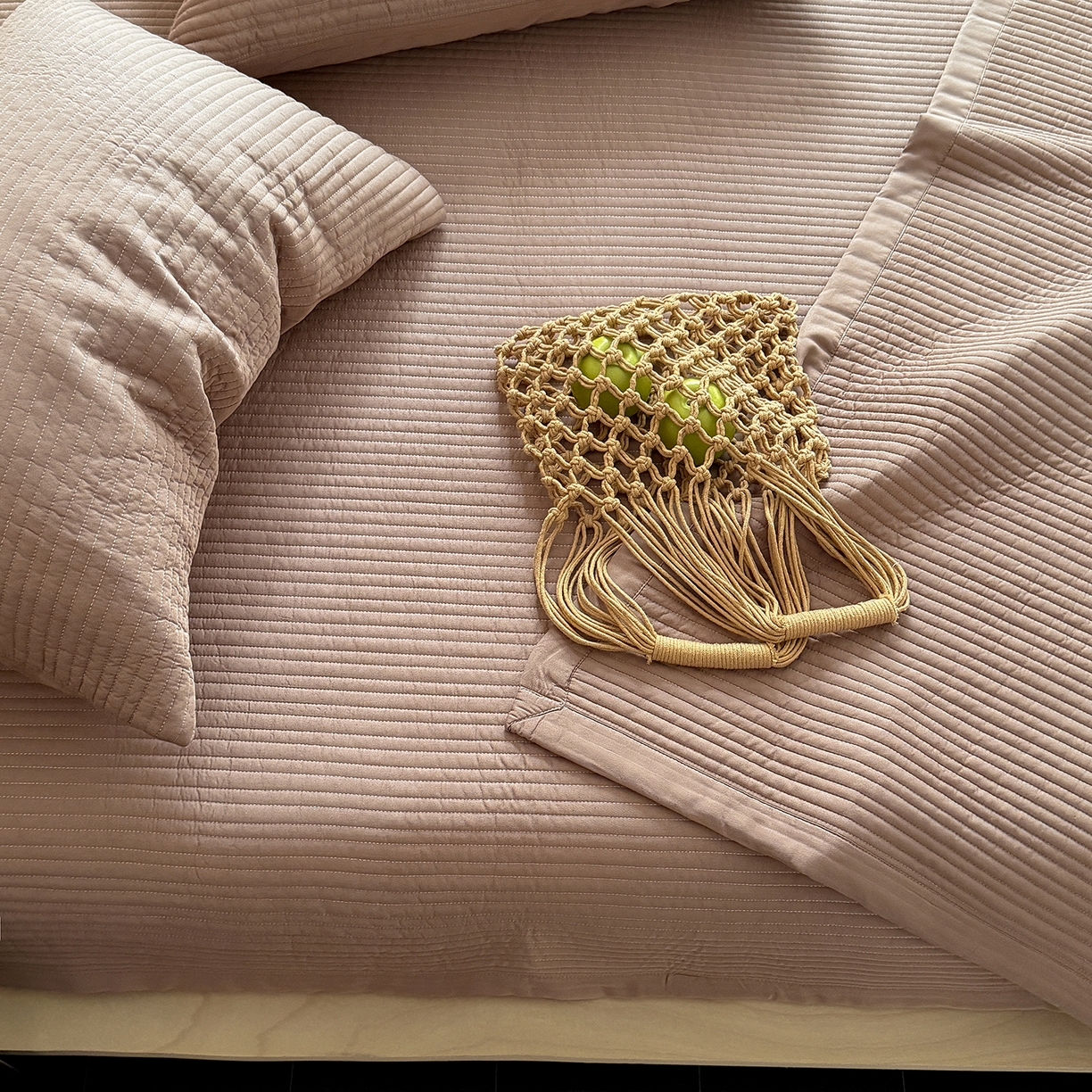 91家纺网 家纺一手货源 找家纺 漫调家纺 2026新款韩国莫代尔夏被床盖系列-宽边直条款 可可暖棕