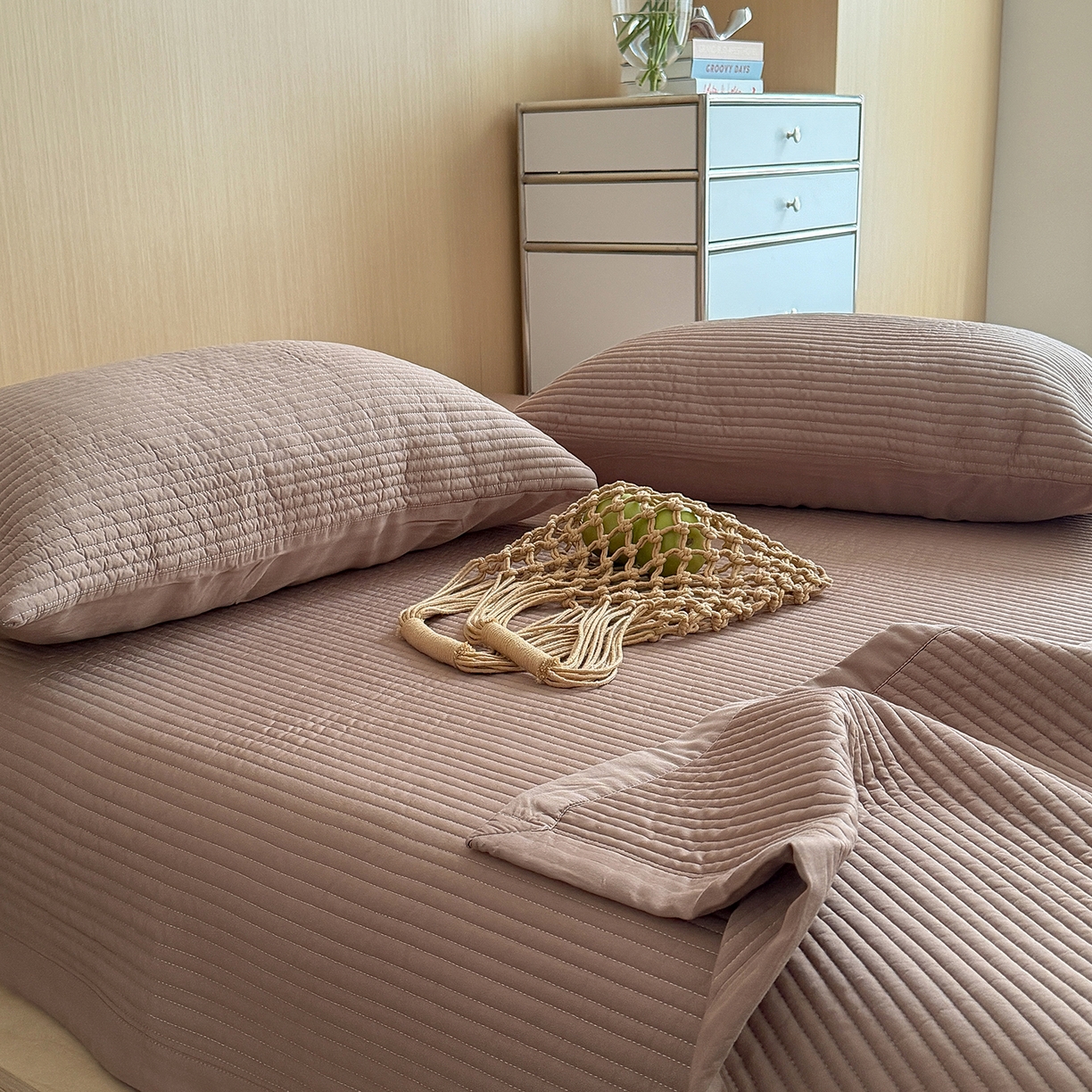 91家纺网 家纺一手货源 找家纺 漫调家纺 2026新款韩国莫代尔夏被床盖系列-宽边直条款 可可暖棕