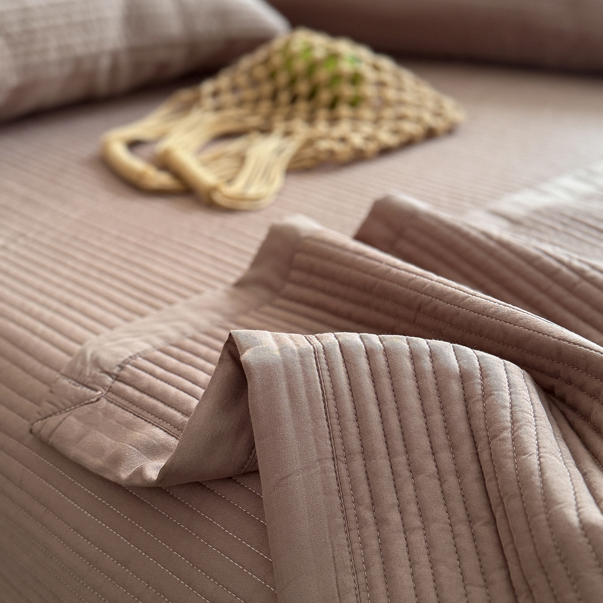 91家纺网 家纺一手货源 找家纺 漫调家纺 2026新款韩国莫代尔夏被床盖系列-宽边直条款 可可暖棕