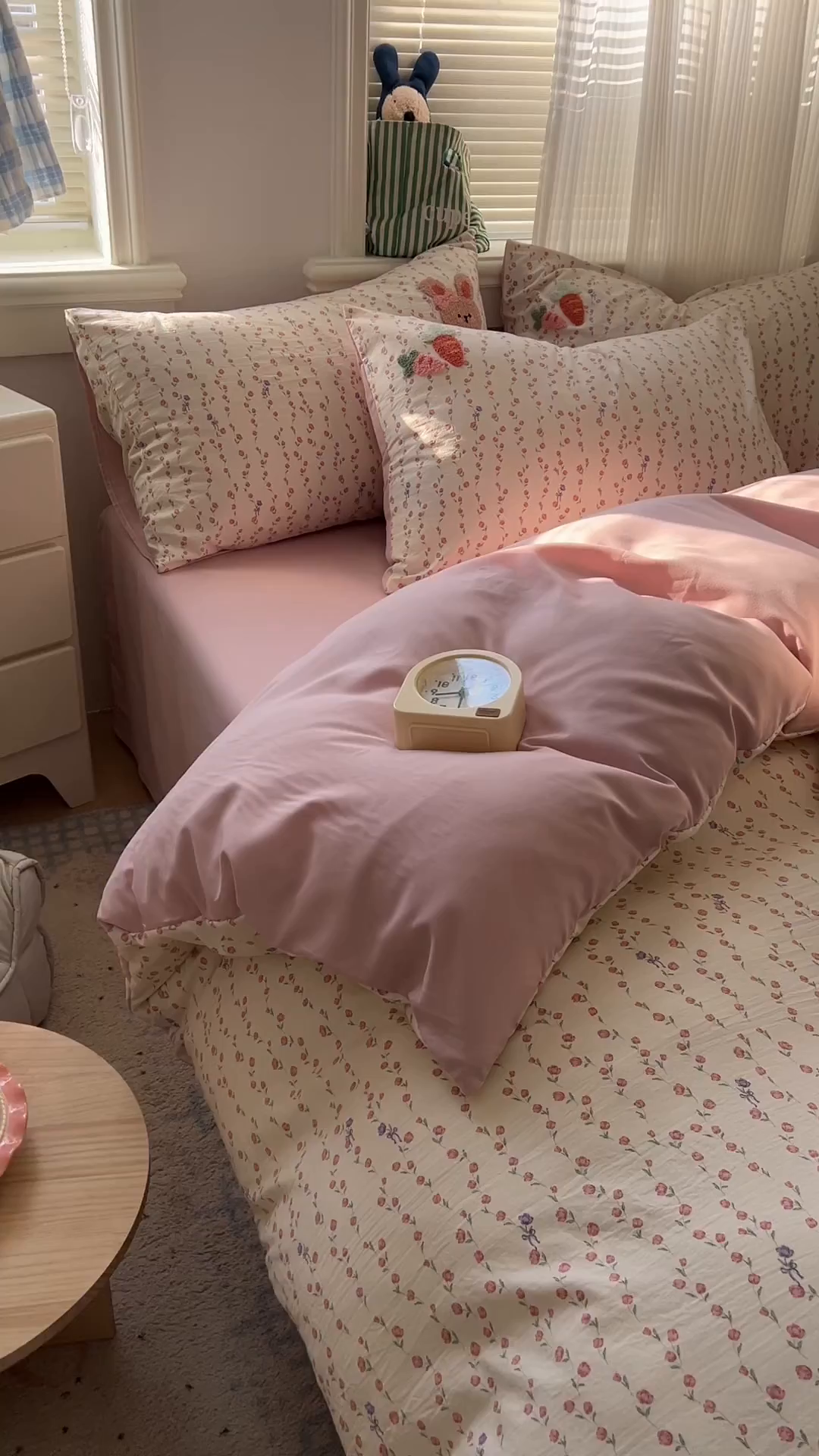 91家纺网 家纺一手货源 找家纺 一比一家纺 2026新款仿棉毛巾绣四件套 粉花兔仔