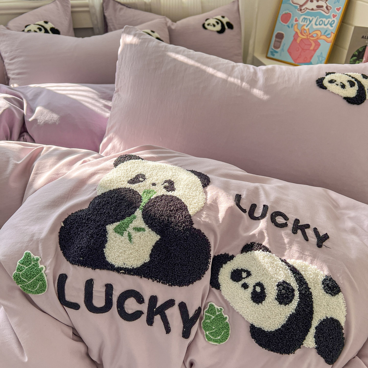 一比一家纺 2026新款仿棉毛巾绣四件套 粉紫熊猫